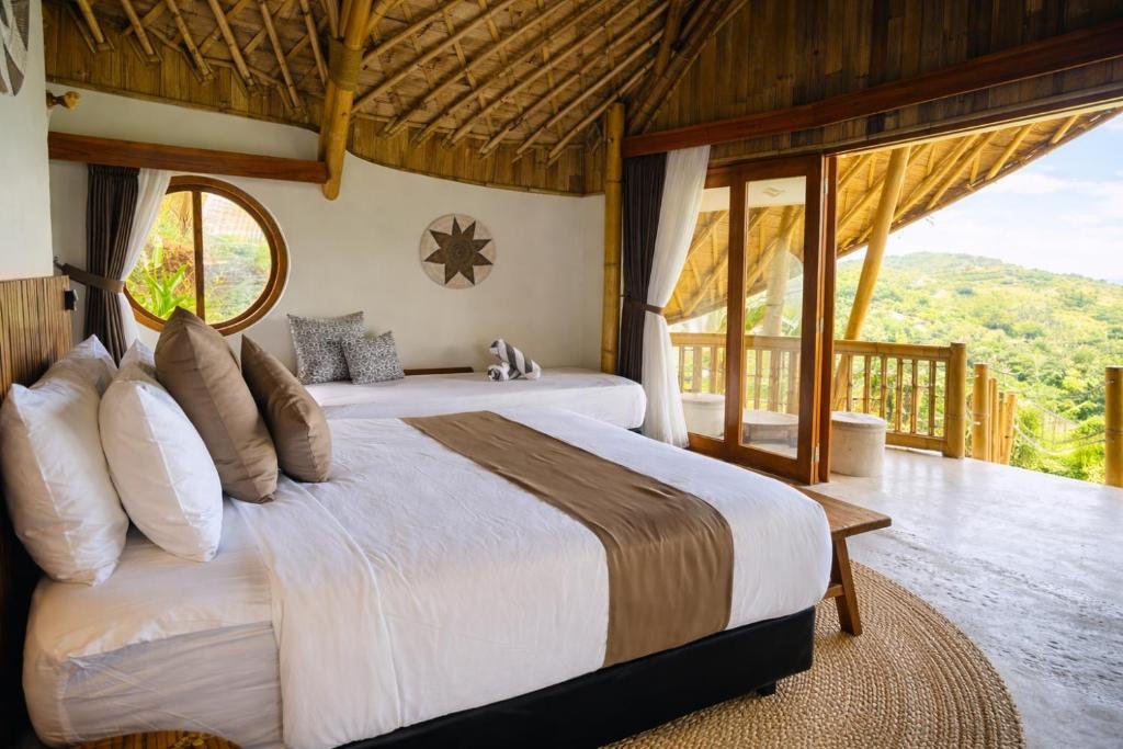 Twin bedroom with round window